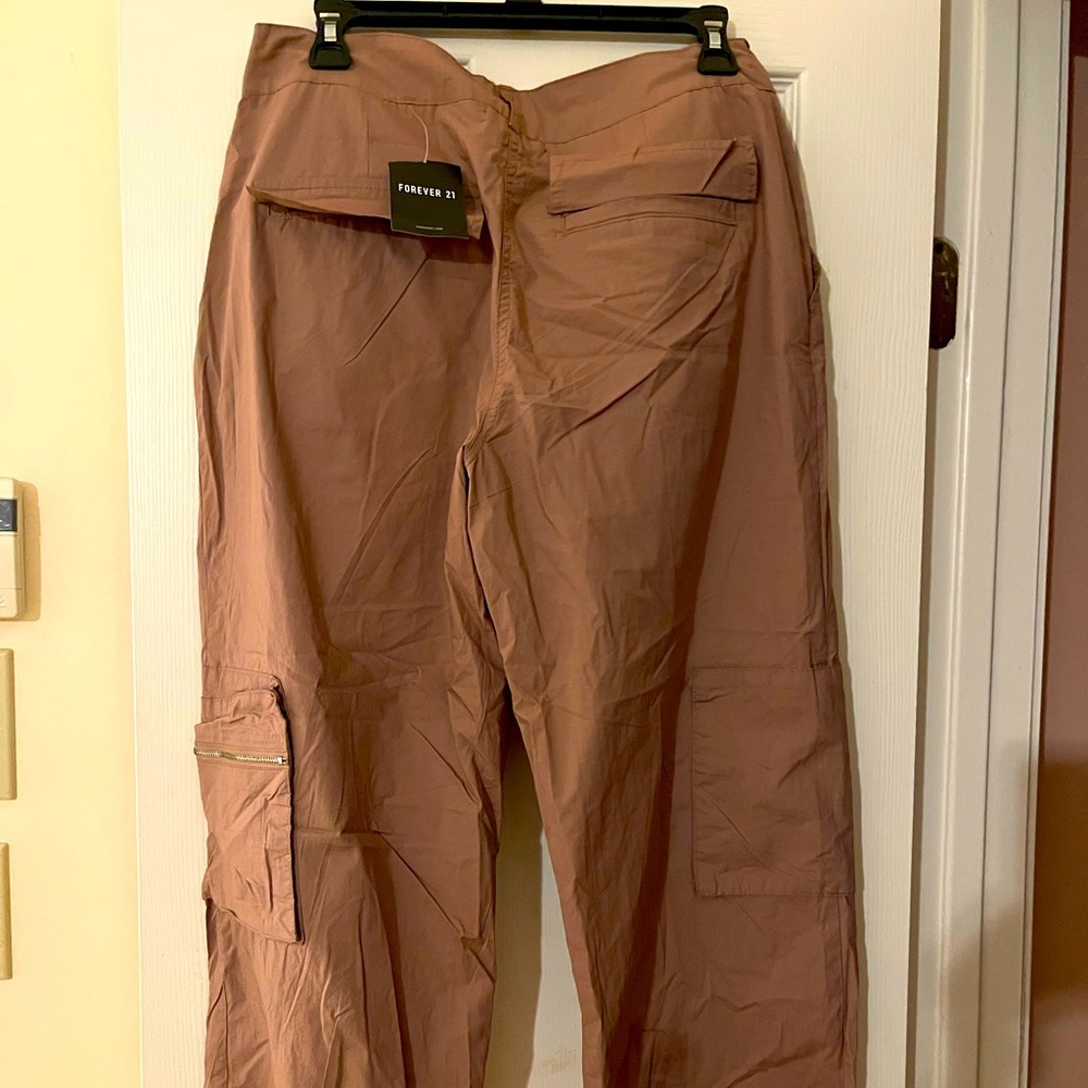 Casual khaki beige pants with pockets all around!